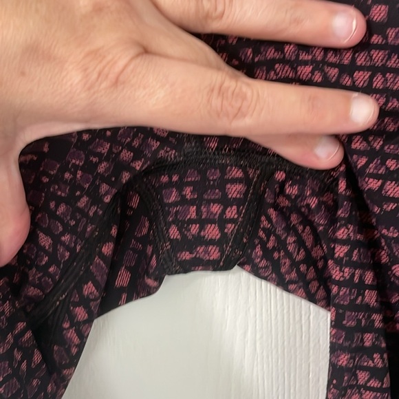Lululemon Outrun 17" Crop Like New Leggings in the Plum / Black Pattern Size 6 - Picture 7 of 8